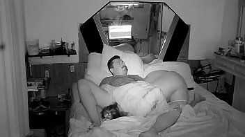 play Une grosse femme qui a des relations sexuelles avec son partenaire la nuit