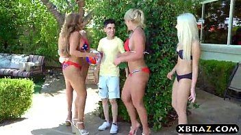 play Ze worden geneukt met volwassenen, zijn weduwe en hebben seks met de xnxx-dwerg die een grote penis heeft