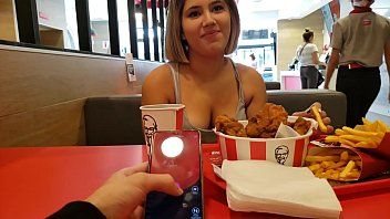 play Ele dá o cu no banheiro de fast food