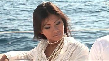 play Asiatique a des relations sexuelles sur un yacht avec 2 hommes dans la chatte et le cul