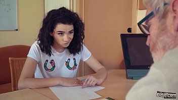 play يمارس الجنس مع رجل أعمال 80 عاما من الجنس مع طفل سمراء مع شعر مجعد