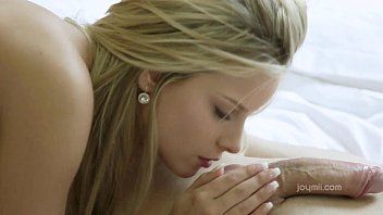 play Baiser avec une blonde morte après la bite qui suce et lèche les couilles