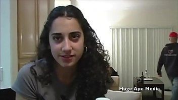 play يمارس الجنس مع غراب يتلقى آخر قطرة من الحمار الثابت في المؤخرة