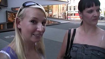 play Sie hat Sex auf dem Feld mit der Schlampe im Kofferraum des Autos, so denken sie, dass es verrückt ist