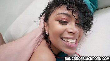 play Sexo com uma mulher negra criada que se senta bem em seu pau