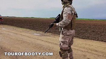 play Xxx شقراء rominca اثنين من الدرك الذين يمارس الجنس