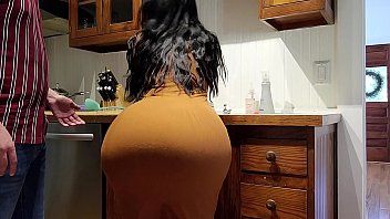 play La ragazza ha un culo e delle tette enormi ed è un cazzone sexy