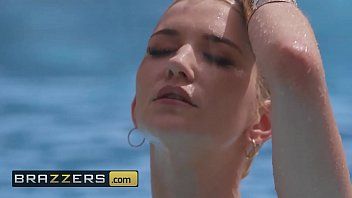 play السباحة في المسبح ومارس الجنس مع رجل مع الديك