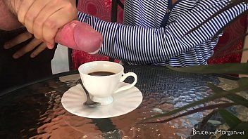 play Face muie si amantul isi da drumu in cafeaua ei dupa se pisa pe ea