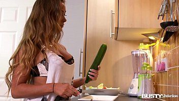 play Amanda se mete un pepino en el coño y tiene un orgasmo