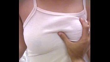 play Ze maalt haar strakke brunette porno tieten in haar keel