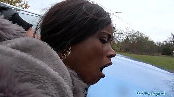 play Sexy ebony slet heeft staande seks