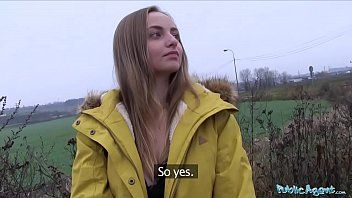 play Er bezahlt sie dafür, einen großen Penis in ihre Kehle zu nehmen