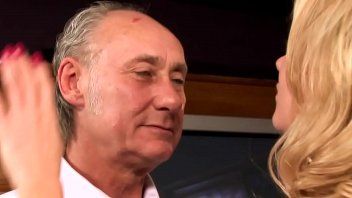 play Una rubia le hace una mamada a un viejo por dinero