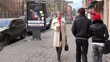 play Touristes Agasan et baisée dans les toilettes publiques