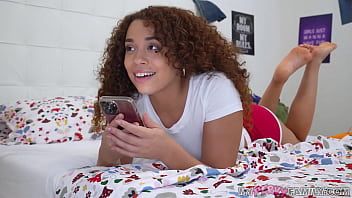 play La chica de pelo rizado que realza tu pene usando su cuello pero también su afortunado coño