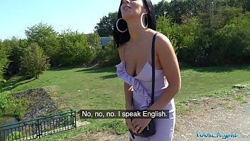 play Sesso con una mora amante della natura che fa sesso sull'erba verde