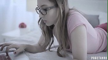 play Elle sait comment le faire mourir pour sa chatte quand il la tire pour la première fois