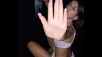 play Diese Schlampe möchte nicht gefilmt werden, wenn sie einen Blowjob gibt