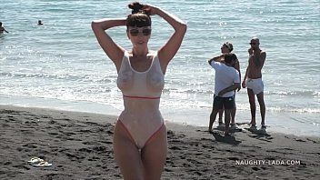 play Sesso di gruppo duro su una spiaggia in Spagna con diverse ragazze adolescenti