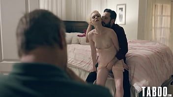 play Elle suce très tranquillement le pénis de ce mâle, mais il adore jouer avec