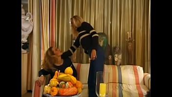 play Les deux femmes veulent faire du xxx oral