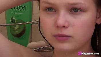 Loira linda fodida entre os seios antes de fazer xxx