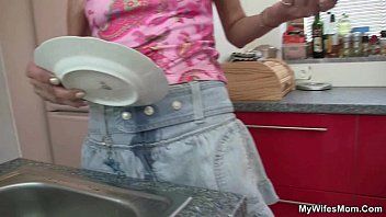 play Xxx na cozinha com uma mãe menina com seios grandes
