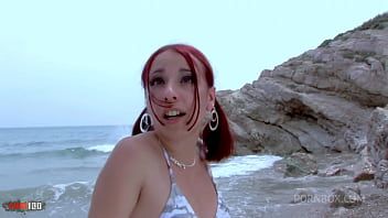 play A esta joven pelirroja le va bien con toda la polla frotándose porque su polla