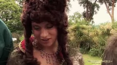 play MILF blondă plină de picioare în ciorapi râvnește la dublă penetrare în aer liber