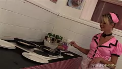 play Două blonde și o milf împărtășesc cocosele mari după micul dejun