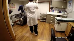 play Jasmine Roses demütigender Klinikbesuch: Kleine Tittenquälerei durch Doktor Tampa und Krankenschwester Stacy