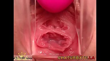 play Films xnxx om te masseren met een canera die het poesje van een vrouw binnengaat