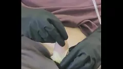 play Masturbação mascarada: luvas e capuz de borracha para prazer intenso