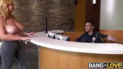 play La MILF tettona Jazmyn cavalca Security Kale in un intenso incontro hardcore