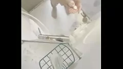 play Cámara oculta captura la masturbación en la ducha caliente