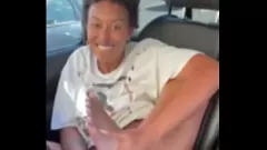 play Black Ebony Babe esguicha em todos os lugares durante a foda em carro público