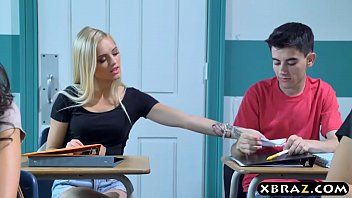 play Xnxx in classe con un collega scopa il collega in panchina