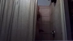 play Masturbación de ducha caliente y húmeda de Butch Baggins