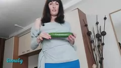 play Las fugas de coño cremosos de Morete Milf del pepino y chorros de pepino