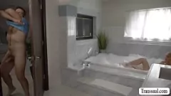 play Cara com tesão batendo na bunda de T-girl