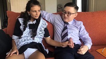 play La colegiala de 17 años intenta sexo anal con el hombre