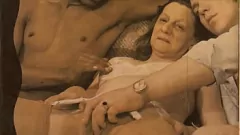play Milfs y Gilfs peludos en un trío retro