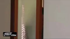 play Betrügerische Frau versteckt den Stiefsohn unter Bettlaken, während er seinen Schwanz fickt