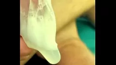 play Hunk rivestito dal preservativo scatena enorme sperma in azione ravvicinata