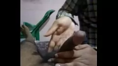 play Esposa indiana ousada dá handjob intenso em público