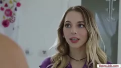 play Belle-mère partage une expérience lesbienne intense avec sa demi-soeur