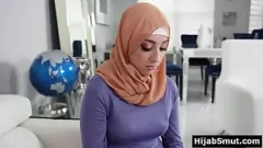 play Niewinna muzułmańska pokojówka w Jilbab zostaje zdeflorowana przez dużego kutasa za kradzież