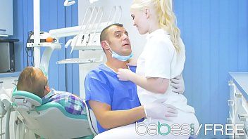 play Fick eine sehr hübsche blonde junge Dame