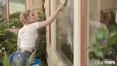 play Summer Time Saga di Emma Starletto: la piccola bionda spinner stuzzica Steve Holmes con la fica bagnata e un'azione in gola profonda